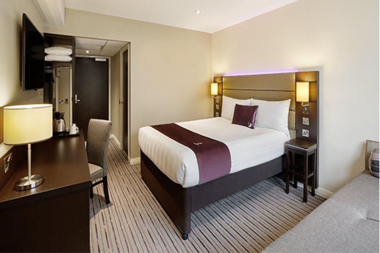 Premier Inn Woking West - A324 Exterior foto
