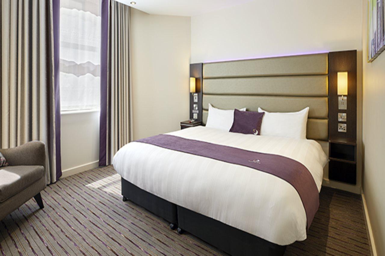 Premier Inn Woking West - A324 Exterior foto