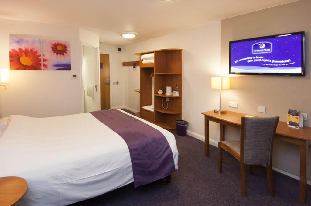 Premier Inn Woking West - A324 Exterior foto
